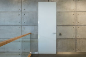 דלת של מקלט בבניין משותף